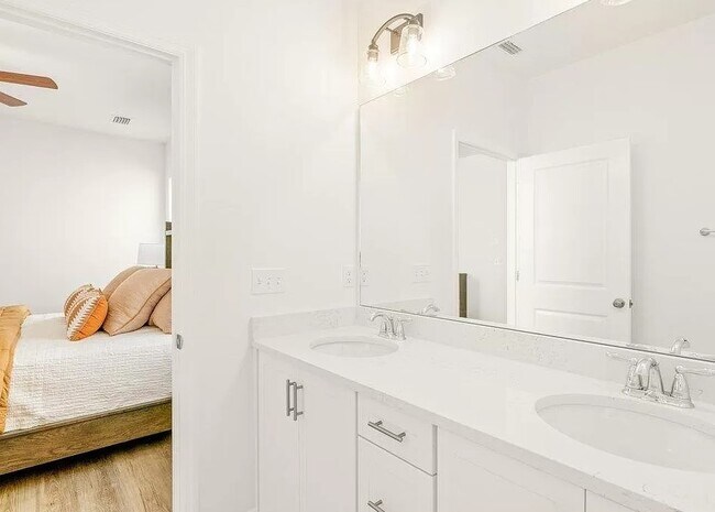 Foto del edificio - 5658 Fletcher Oaks Dr