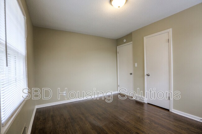 Foto del edificio - 10112 Bennington Ave
