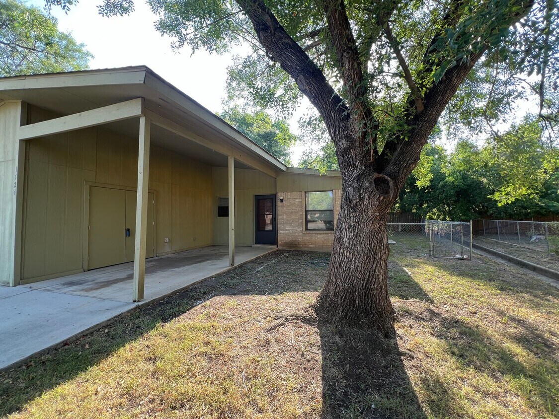 Foto principal - 2 WEEKS FREE RENT / 2/1 with Carport / Fri...