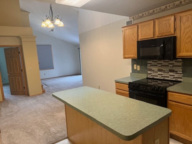 Building Photo - End Unit 2 Bed, 2 Full Bath, 2 Car Garage with Loft and Vaulted Ceilings