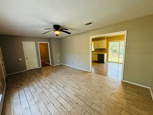 Foto del edificio - 130 E Woodcrest Dr