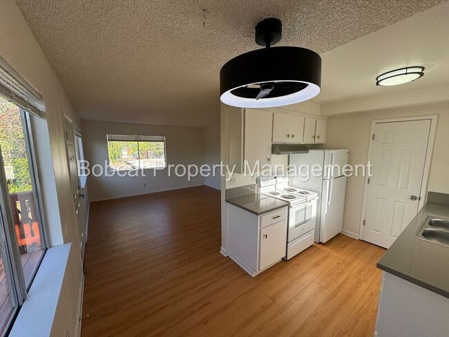Building Photo - 1501 N Edmonds Dr