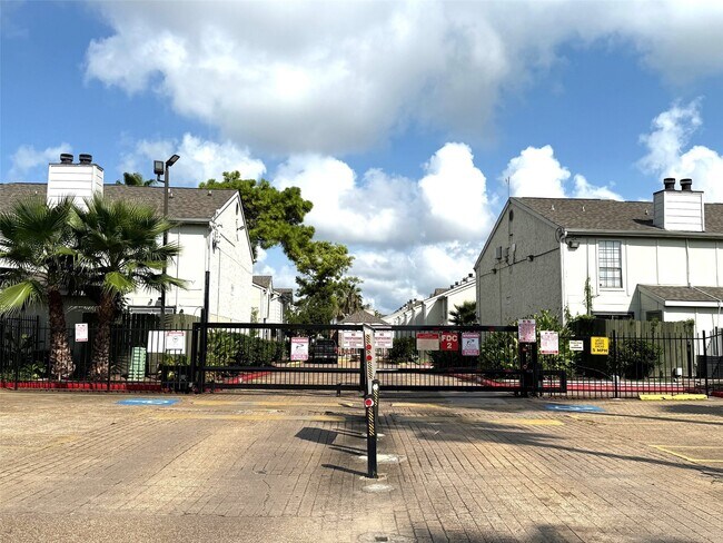 Building Photo - 8643 Village of Fondren