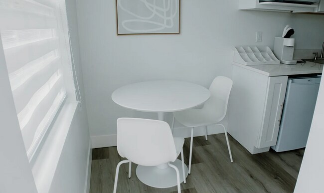 Foto del edificio - Fully Furnished Studio Apartment!