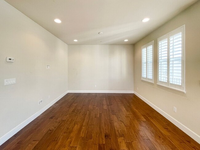 Building Photo - Modern Corner-Unit Townhome in the Heart of Sunnyvale