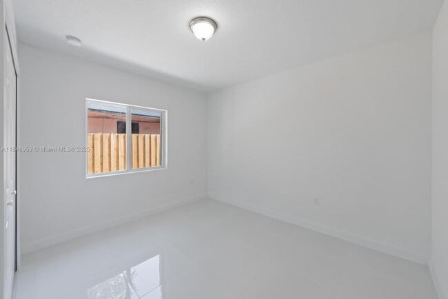 Building Photo - 3 bedroom in Miami FL 33142