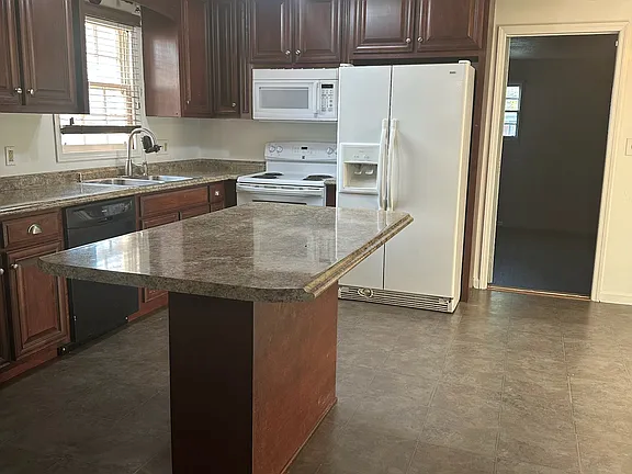 Foto del edificio - 3511 Blue Springs Rd