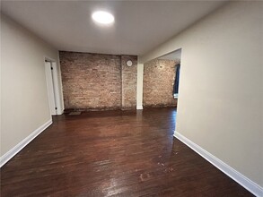 Building Photo - 258 E 14th St