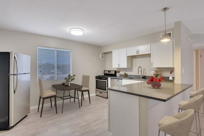 Building Photo - ONE MONTH FREE RENT!! SELECT UNITS!! U of ...