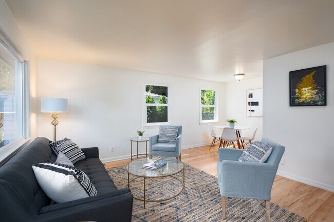 Foto del edificio - Bright, Cozy 2 Bedroom Rambler in Greenwood!