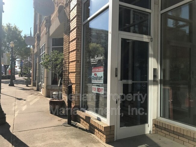 Foto del edificio - 210 E Main St