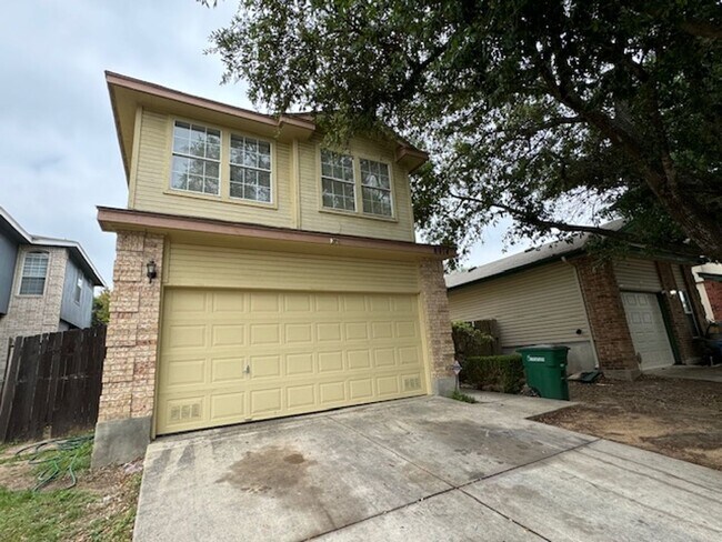 Building Photo - Beautiful 3 bedroom 2 bath , 2 story home