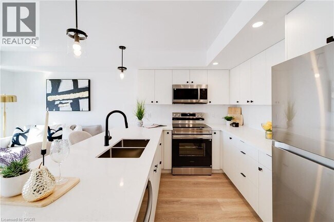 Photo du bâtiment - 825 Stirling Ave S