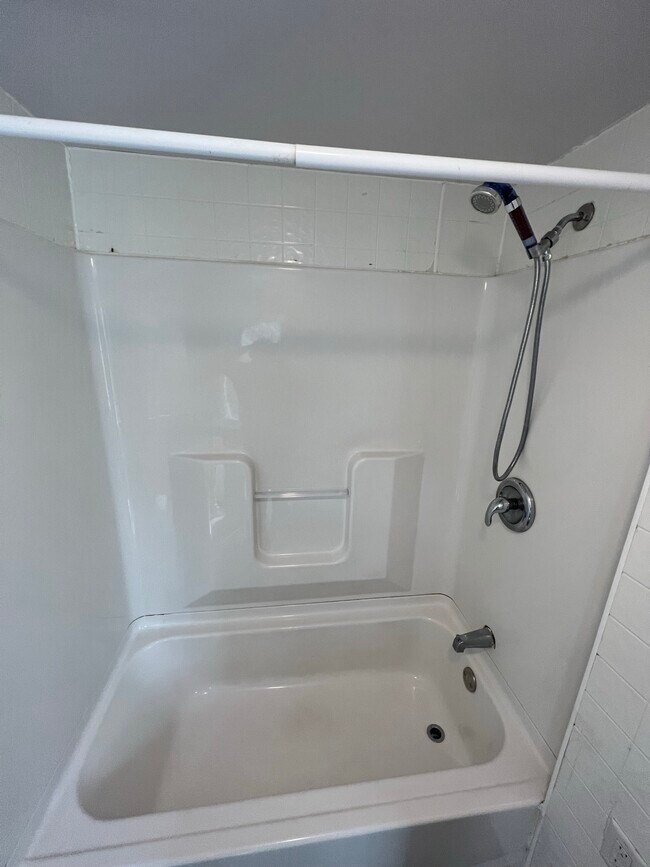 shower/tub - 315 Lehigh Ave