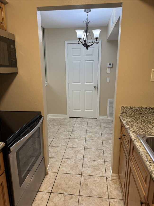 Building Photo - 712 Memorial Mews St