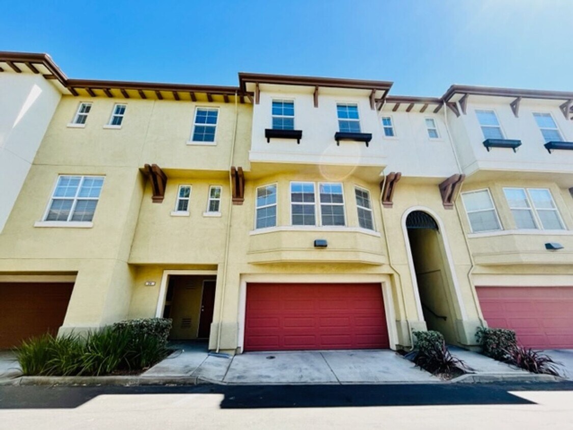 Foto principal - Gorgeous 3BD/2.5BA Tri-Level Townhouse- Ga...