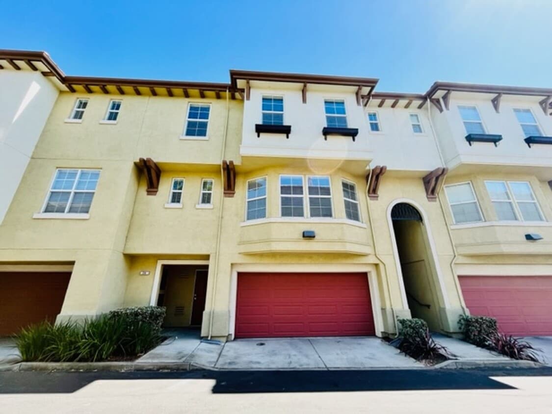 Primary Photo - Gorgeous 3BD/2.5BA Tri-Level Townhouse- Ga...