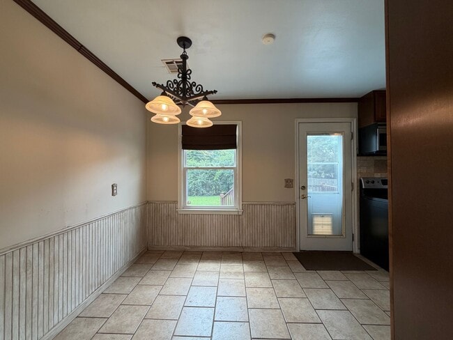 Building Photo - Close to Brookside & Riverparks!!