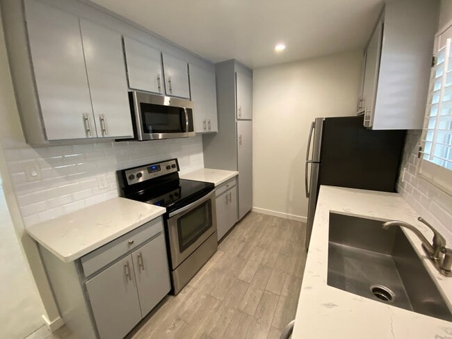Building Photo - Gorgeous Remodeled 1BR Condominium in Sharon Heights
