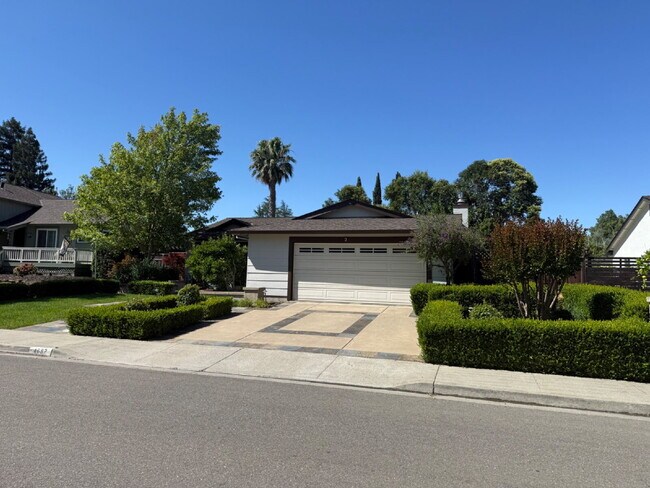 Foto del edificio - Stunning Fully Remodeled 4-Bedroom 2 Bathroom Home with Designer Kitchen & Spacious Open Layout i...