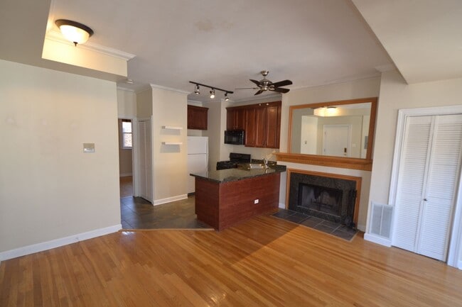 Building Photo - 879 W Cornelia Ave