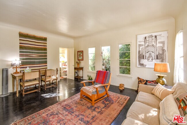 Foto del edificio - 8437 Waring Ave