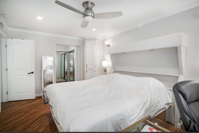 Building Photo - 8033 La Riviera Dr