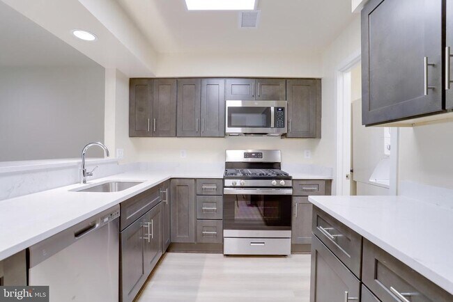 Foto del edificio - 3729 Madison Ln