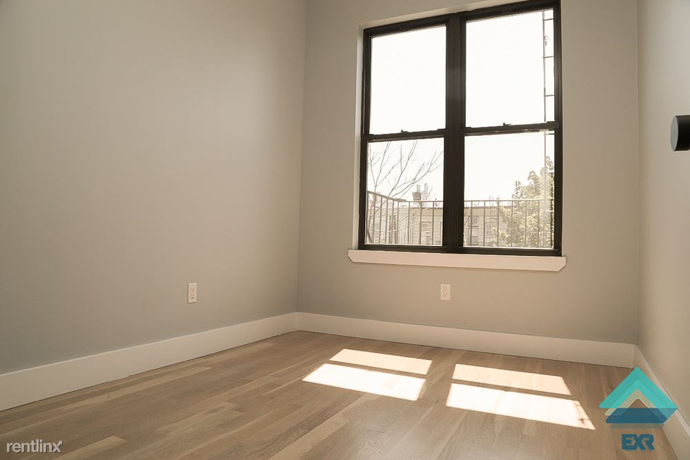 Foto principal - 1355 Putnam Ave