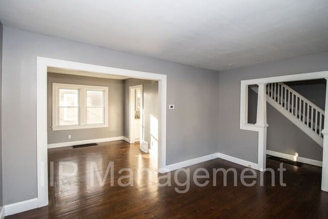 Building Photo - Charming 3BR 1BA Close to Lake Erie!
