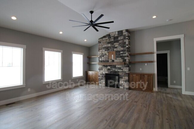 Building Photo - 5621 Eaglewood Dr