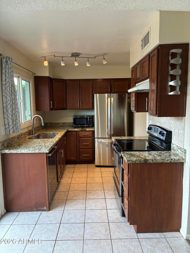 Building Photo - 6618 S Palm Dr