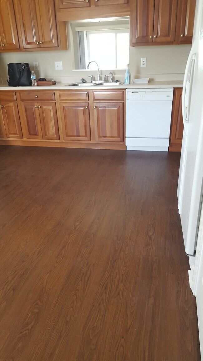 Kitchen - 968 W Muskegon Dr
