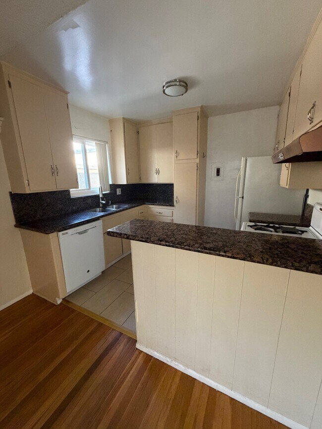 Building Photo - 12817 Kling St