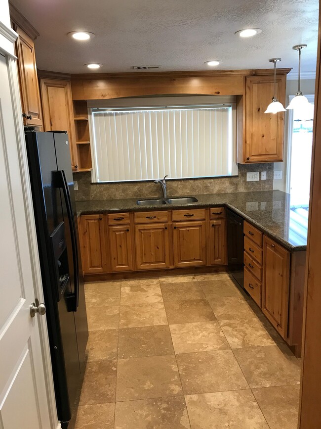 Building Photo - 3375 S Riviera Dr