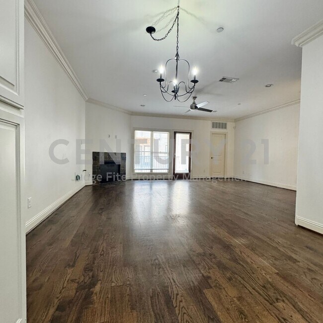 Building Photo - Gorgeous 3-Story 3/2.5/2 Condo in Unbeatable Highland Park Location Ready for Move-In!