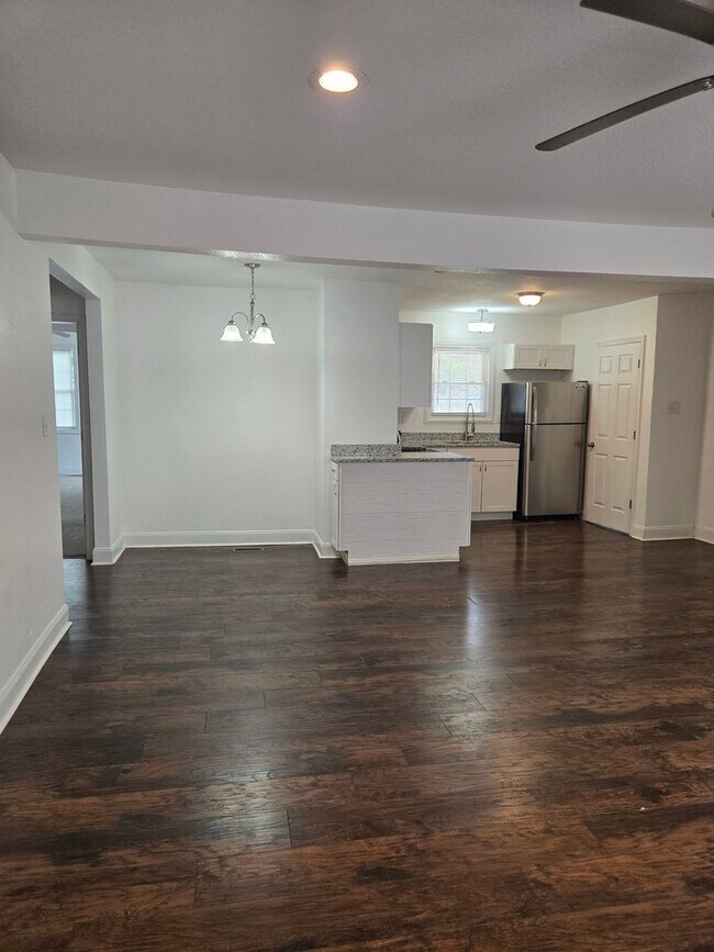 Foto del edificio - Lovely 3 Bedroom Home Available Now