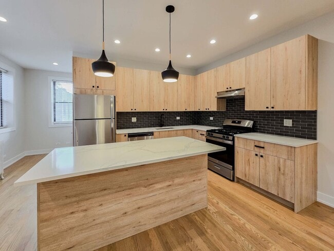 Building Photo - 4949 N Oakley Ave