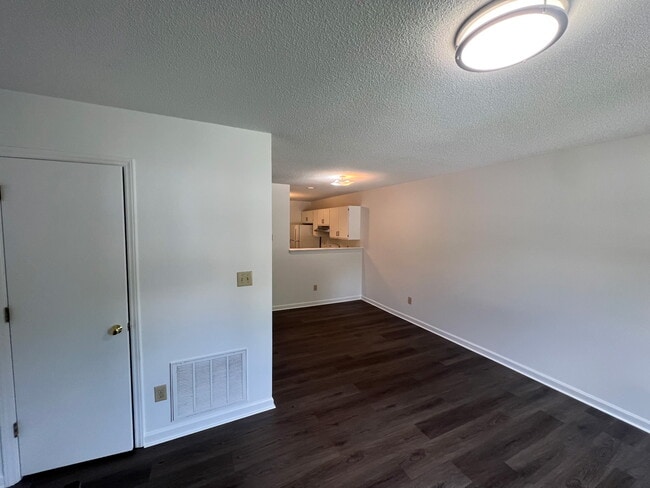 Building Photo - South Raleigh Renovated Duplex