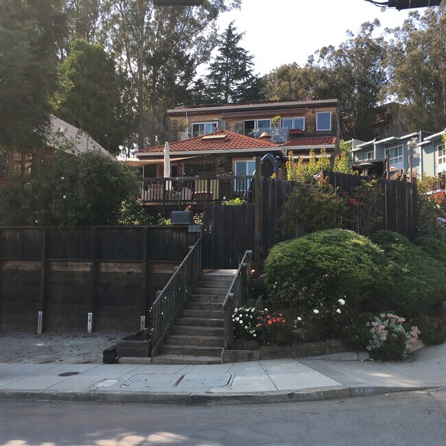 Building Photo - 212 Bemis St