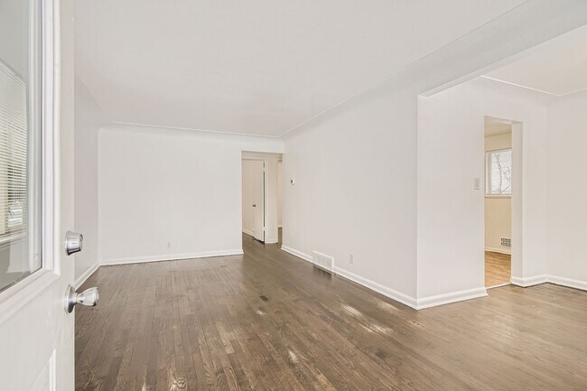 Foto del edificio - Bright and open updated duplex located in a prime area of Rosedale!