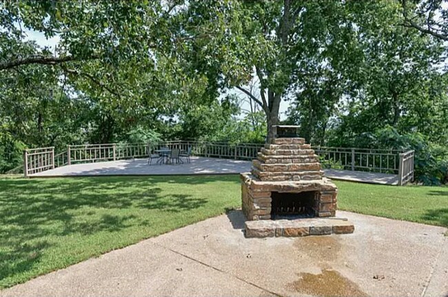 Foto del edificio - Four Bedroom/Three Bath Home/Large lot