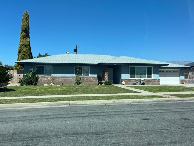 Building Photo - Large 3 Bed. 2 Bath with Pool