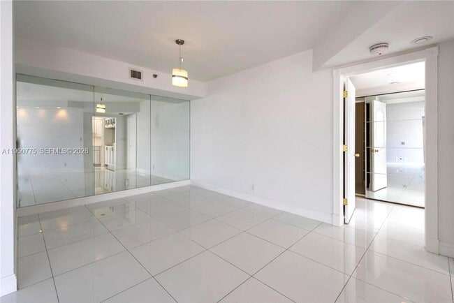 Building Photo - 1000 W Island Blvd