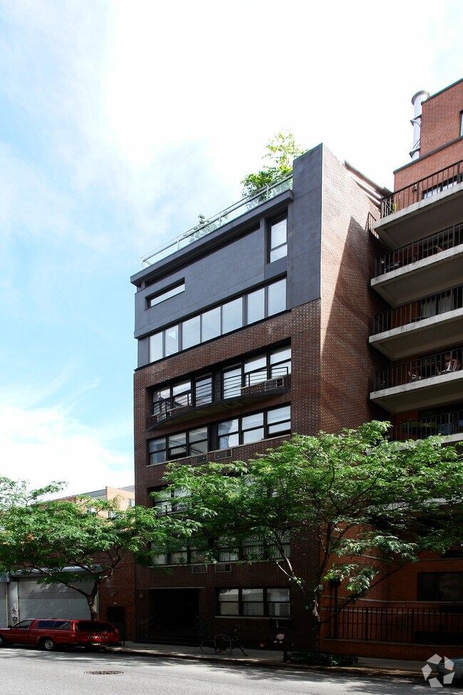 Building Photo - Llyod 19