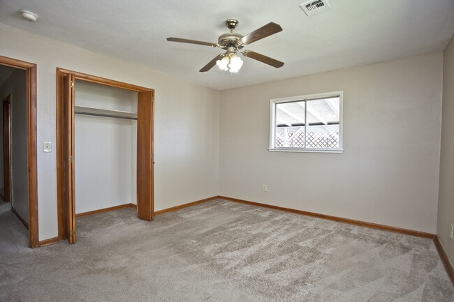 Building Photo - ***138 N. B Street***