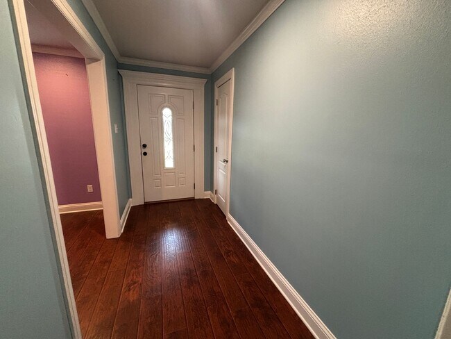 Building Photo - AMPLE SPACE WITH OVERSIZED YARD IN THE CEN...