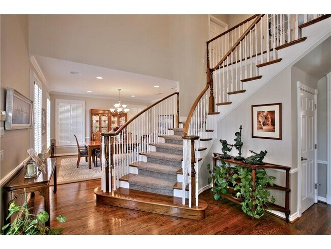 Building Photo - Live in exclusive Mira Vista!