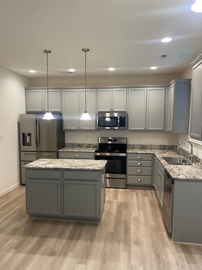 Building Photo - Stunning 4-bedroom home located in the des...