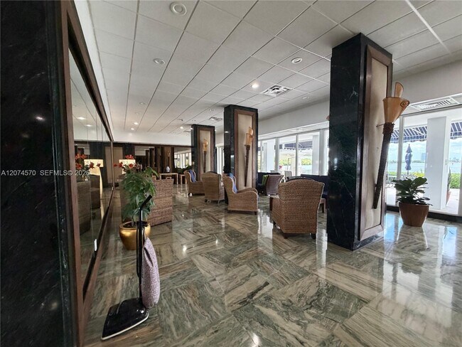 Foto del edificio - 500 Bayview Dr